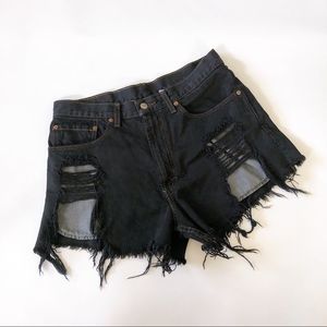 LEVI’S 550 Distressed Black Shorts // W32